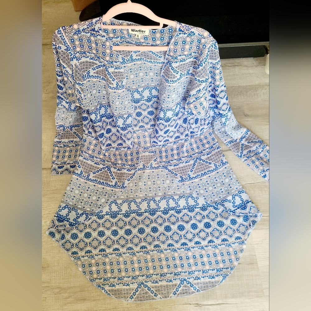 Preowned white blue duster in size L